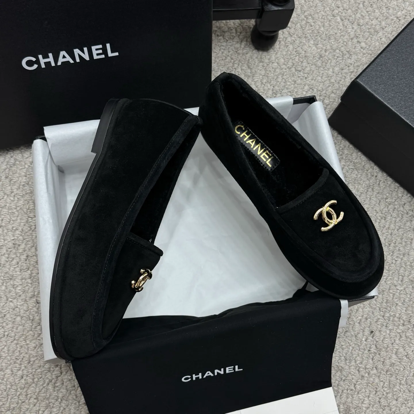 👟👟Ex-factory price 600👟👟 Classic model 🇨🇳ChaneL 25K Teddy fur loafers Simple and high-end design, super versatile! Double C logo embellishment! Imported suede has the texture of natural animal leather visible to the naked eye! The top version is stress-free when entering and exiting the cabinet. It has a bookish texture on the feet and feels great on the feet. Versatile item. ✅Upper: Customized imported suede. ✅Inner lining: imported lamb wool. ✅Outsole: imported genuine leather. ✅Size: 35-40. ✅Comes with a full set of packaging.